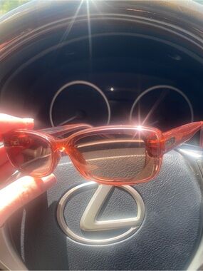 Quay vibe check Translucent Amber Frame Sunglasses